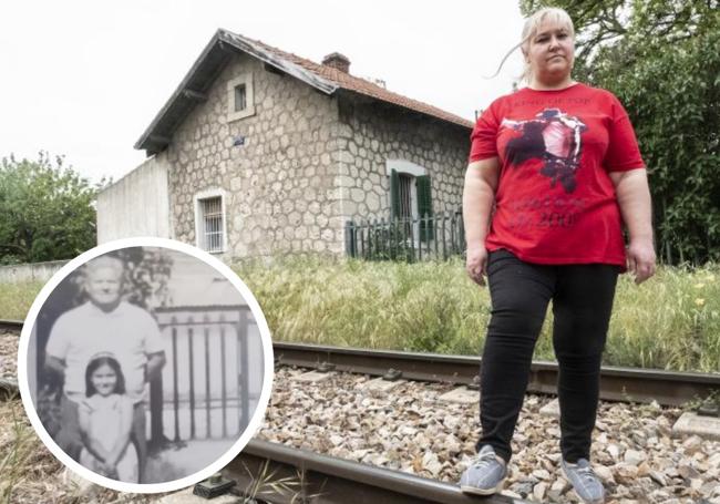 Mercedes de Ávila posa junto a las vías que pasan junto a su casa en el Polígono de Argales. A la izquierda, una foto junto a su padre, el último guardabarreras de la línea Valladolid Ariza.