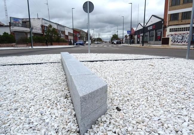 El bloque afilado colocado en mitad de la rotonda del cruce con la calle Forja.