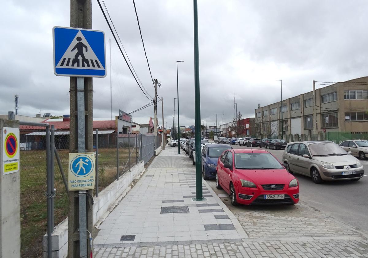 Imagen principal - Arriba, señal que marca un paso de cebra inexistente y el corte de la acera. Debajo, a la izquierda, señal olvidada que advierte del riesgo de caída junto a uno de los parterres arbolados. A la derecha, marcas viales sin eliminar que marcaban los antiguos aparcamientos en el tramo final de la avenida.