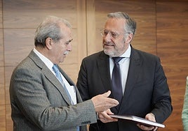 El presidente de las Cortes, Carlos Pollán (derecha), este jueves junto al presidente del Consejo Consultivo, Agustín Sánchez de Vega.