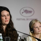 La directora alemana Mascha Schilinski y la joven actriz Hanna Heckt.