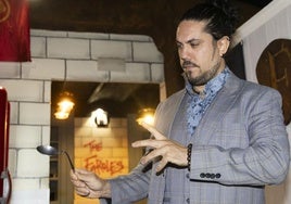 El mentalista vallisoletano Max Verdié en el bar Faroles Rock.