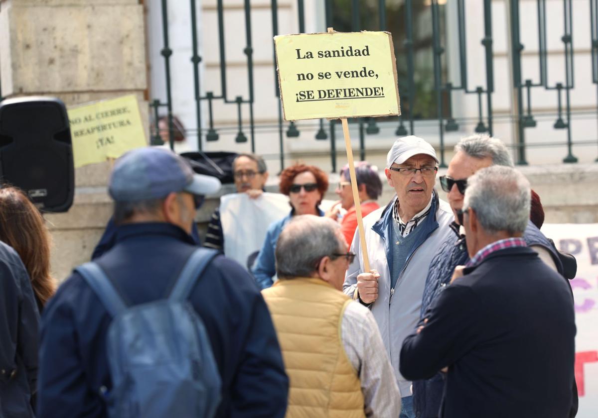 Los manifestantes de la Plataforma por la Sanidad Pública, concentrados ante la Consejería de Sanidad este viernes.
