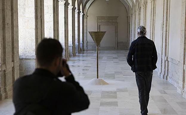 Una obra de Eva Lootz en un pasillo del claustro del Patio Herreriano.