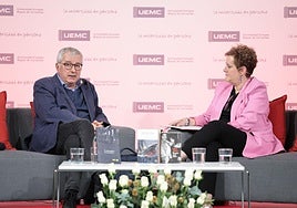 Alfonso Armada, periodista, escritor y corresponsal de guerra, y Arancha Jiménez, durante la ponencia principal 'Hilos de convivencia'.