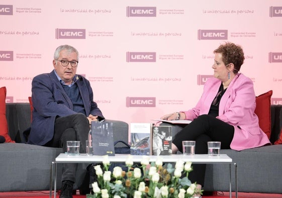 Alfonso Armada, periodista, escritor y corresponsal de guerra, y Arancha Jiménez, durante la ponencia principal 'Hilos de convivencia'.