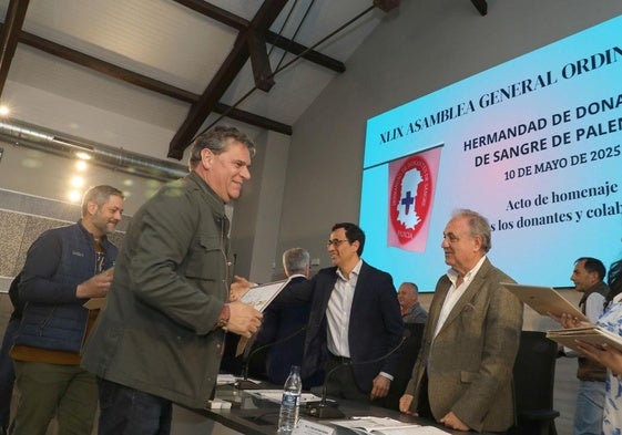 Reconocimiento a los donantes en la asamblea general.