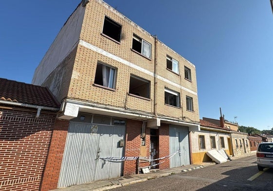 Vivienda de la calle Tenerife en la que se declaró el incendio.