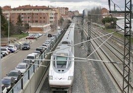 Un tren de Renfe a su paso por la estación de Valladolid.