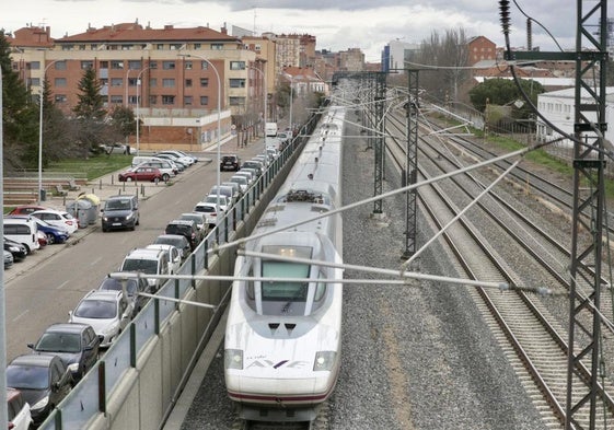 Un tren de Renfe a su paso por la estación de Valladolid.