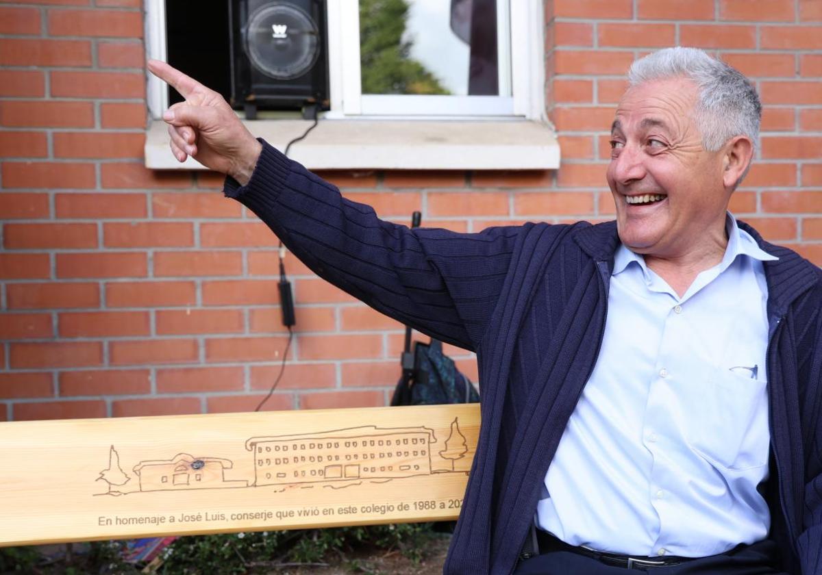 José Luis Cuadrado, sonriente en el banco con una inscripción grabada en homenaje a su trabajo durante 37 años en el centro.