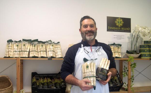 Enrique Belloso posa con el producto envasado en su local.