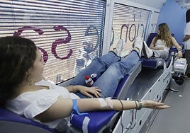 Dos jóvenes donan este viernes sangre, en el autobús que se instaló en el instituto Jorge Manrique de la capital.