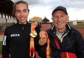 Idaira y Antonio Prieto, con sus medallas de campeones nacionales en 10.000 metros.