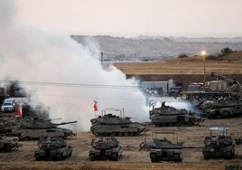 Tanques y vehículos militares de Israel cerca de la frontera de Gaza.