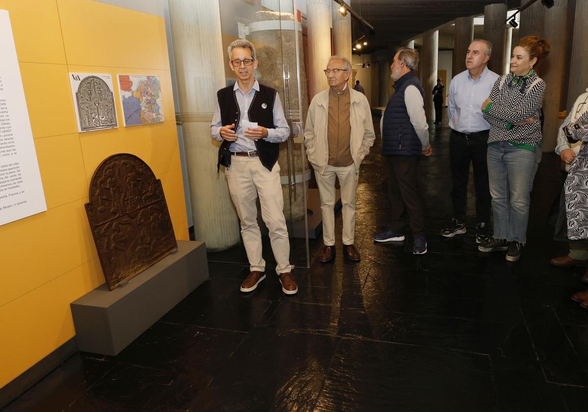 Presentación este viernes de la antigua placa de chimenea, que estaba en el almacén del Museo de Palencia.