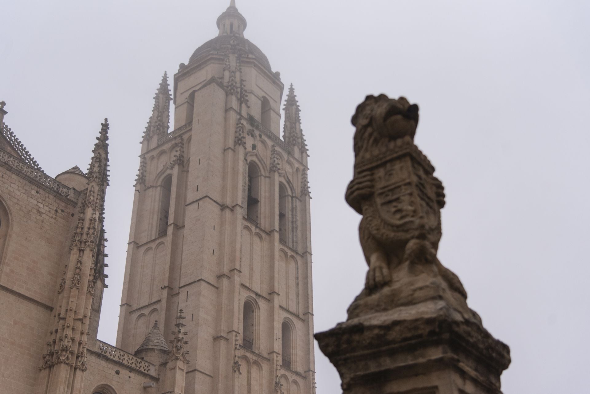 Fotos: Segovia amanece envuelta en niebla