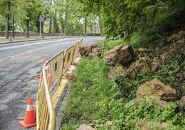 Rocas desprendidas junto a la carretera del paseo de Santo Domingo de Guzmán.