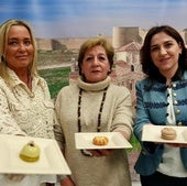 Macarena Sánchez-Colomer, Concepción López y Violetta Hakobyan posan con los tres dulces premiados.