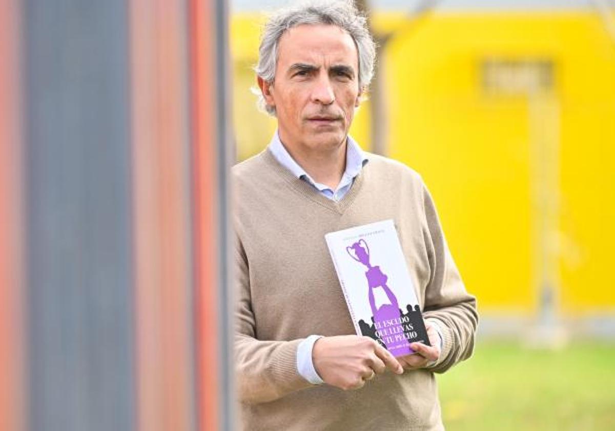 Santiago Hidalgo, durante la presentación de uno de sus libros.