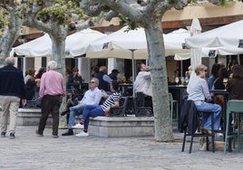 Las terrazas hosteleras de la Plaza Mayor de Palencia, animadas este viernes con el buen tiempo.