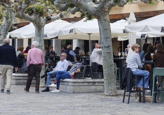 Las terrazas hosteleras de la Plaza Mayor de Palencia, animadas este viernes con el buen tiempo.