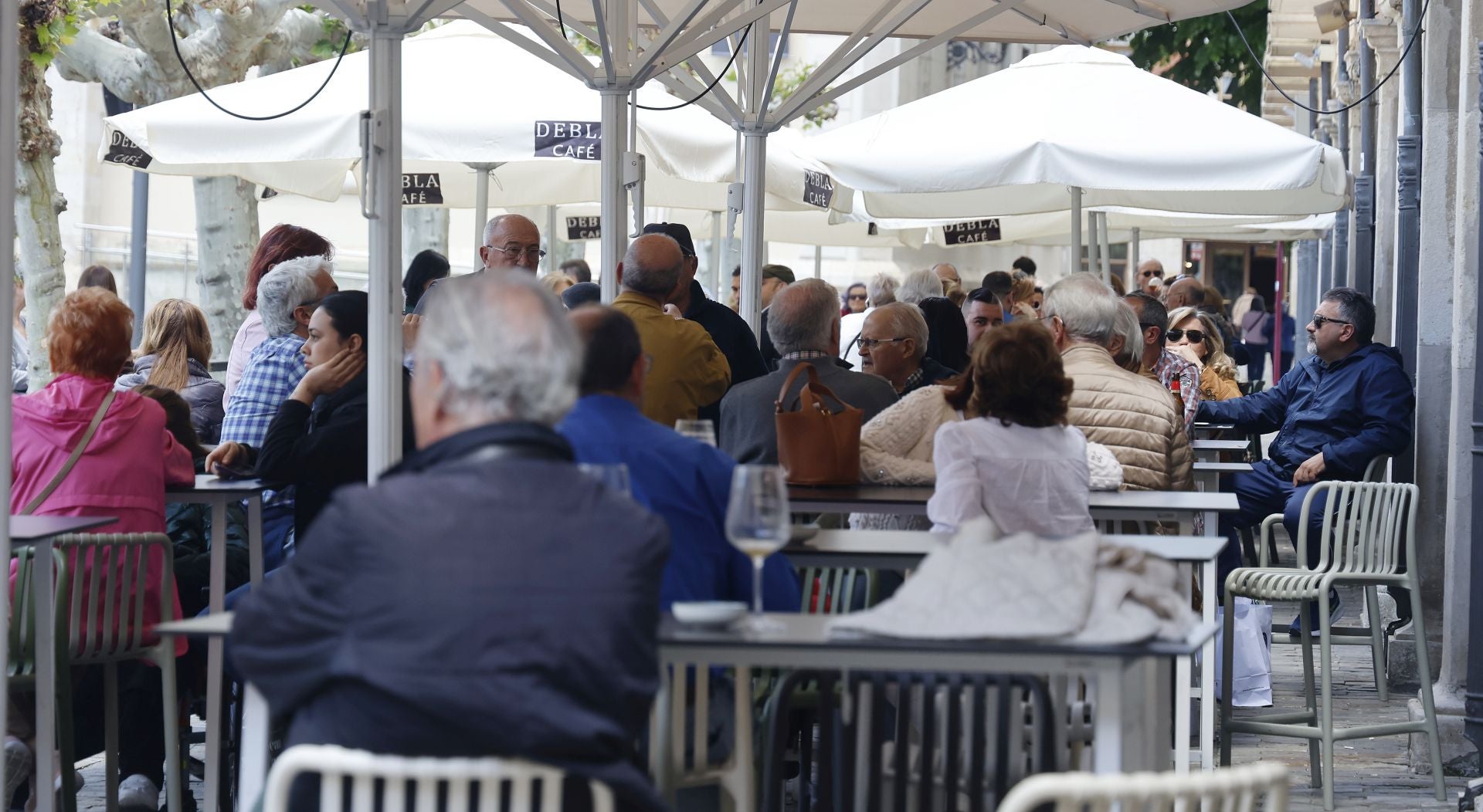 El buen tiempo anima las terrazas hosteleras en Palencia