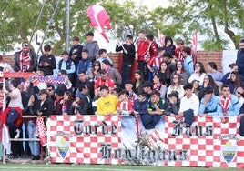 La afición del Tordesillas anima durante el encuentro ante el Villaralbo.