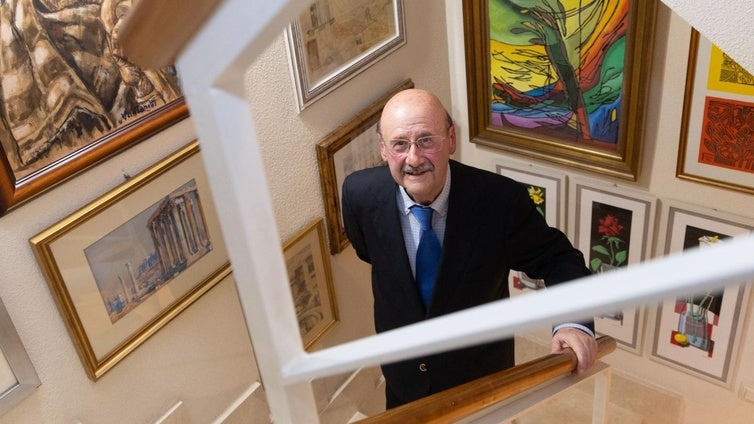 José Carlos Brasas Egido, junto a algunas pinturas de su colección, entre la que figuran Castilviejo, Capuletti, Cuadrado Lomas, García Benito y Benjamín Palencia, entre otros artistas.