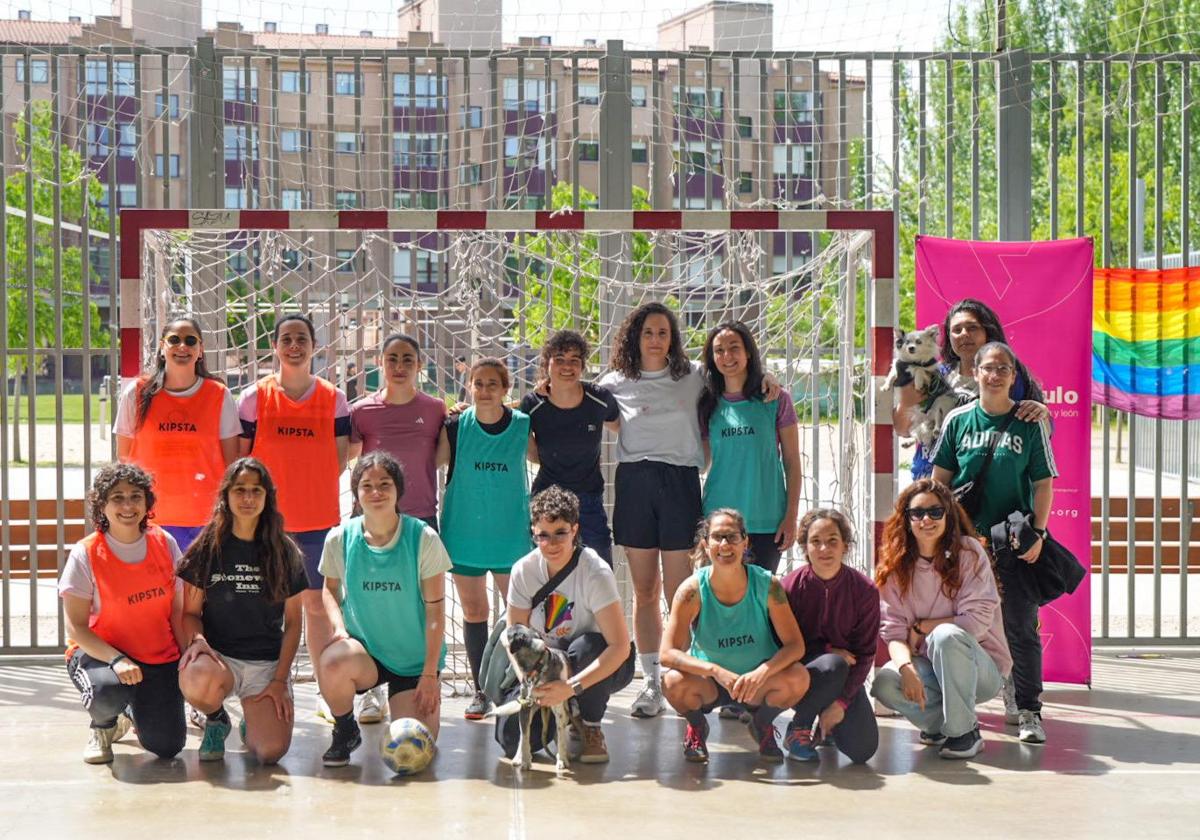 Jugadoras y parte de la grada posan en una foto de familia antes del comienzo del partido.