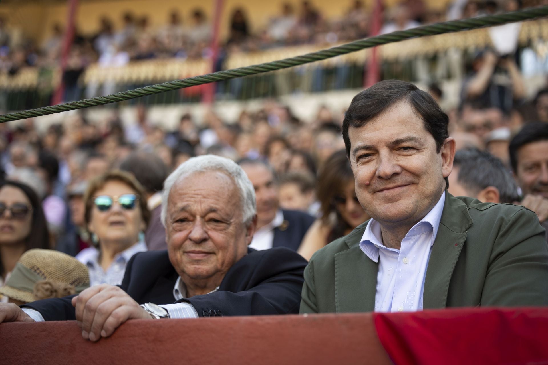 Gonzalo Santonja y el presidente de la Junta, Alfonso Fernández Mañueco