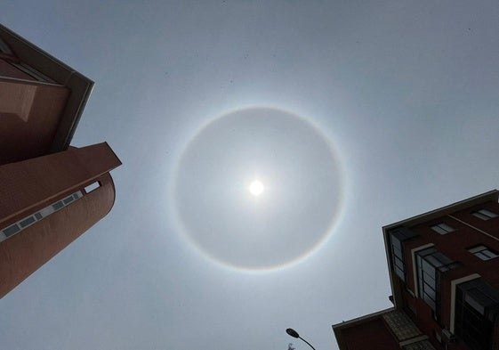 Halo solar visible en el cielo de la ciudad de Segovia.