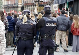 Una pareja de policías nacionales en la Plaza Mayor de Valladolid.