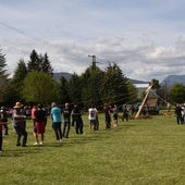 Izado del pino en Velilla del Río Carrión.