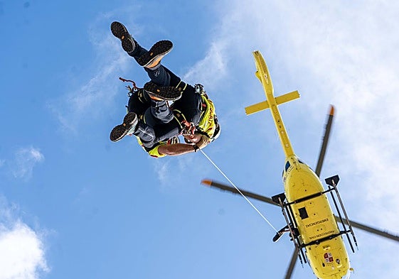 Un helicoptero del Grupo de Rescate de la Junta, durante una una práctica, en una imagen de archivo.