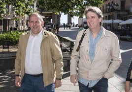 El secretario provincial del PSOE en Segovia, José Luis Aceves; y el secretario del PSOE en Castilla y León, Carlos Martínez, pasean por Segovia este sábado.