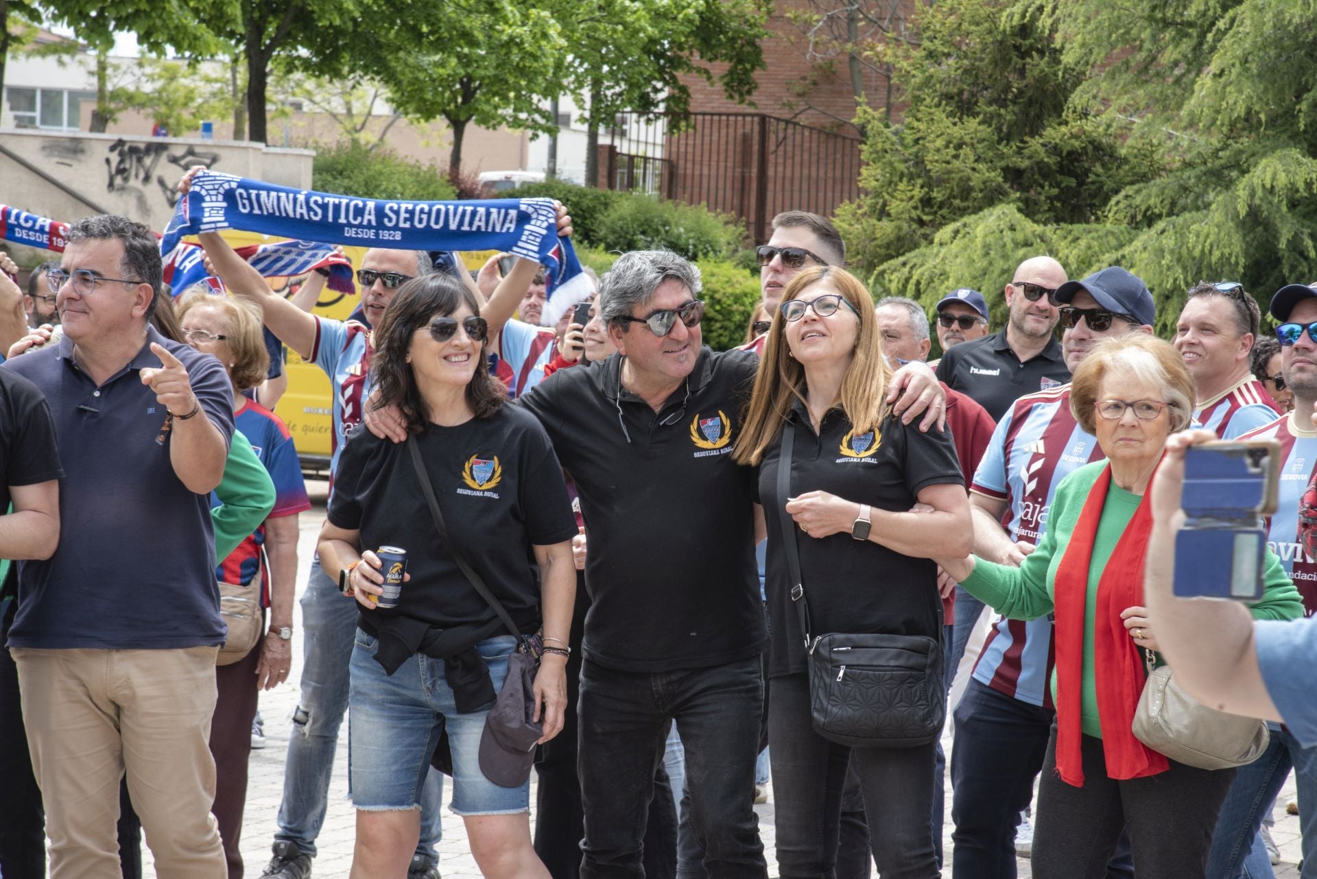 Fotos: la afición de la Segoviana calienta motores