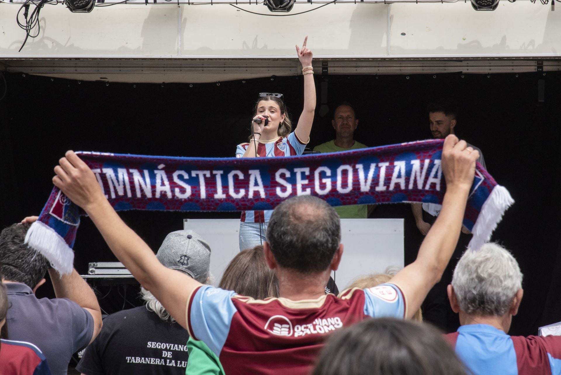 Fotos: la afición de la Segoviana calienta motores