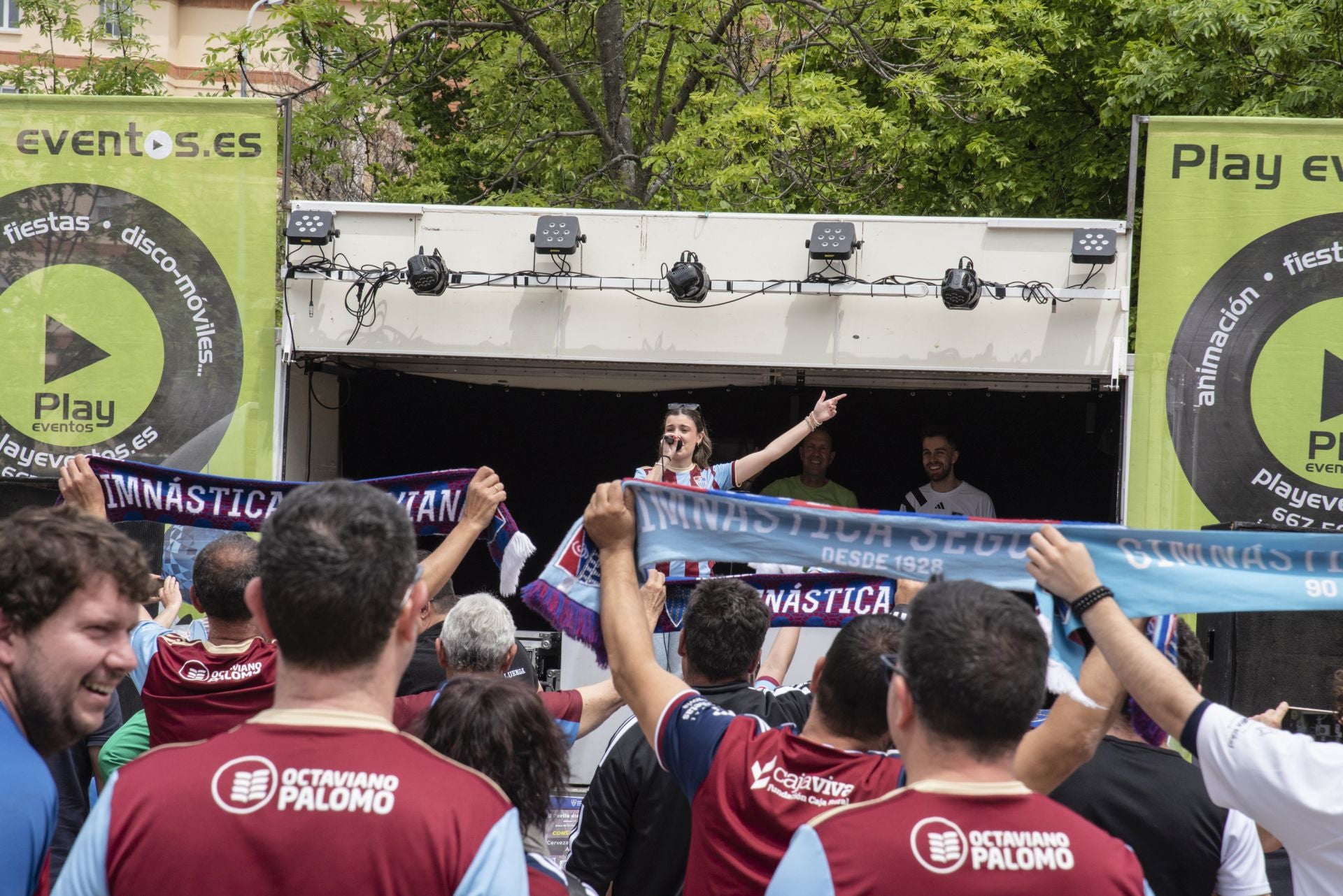 Fotos: la afición de la Segoviana calienta motores