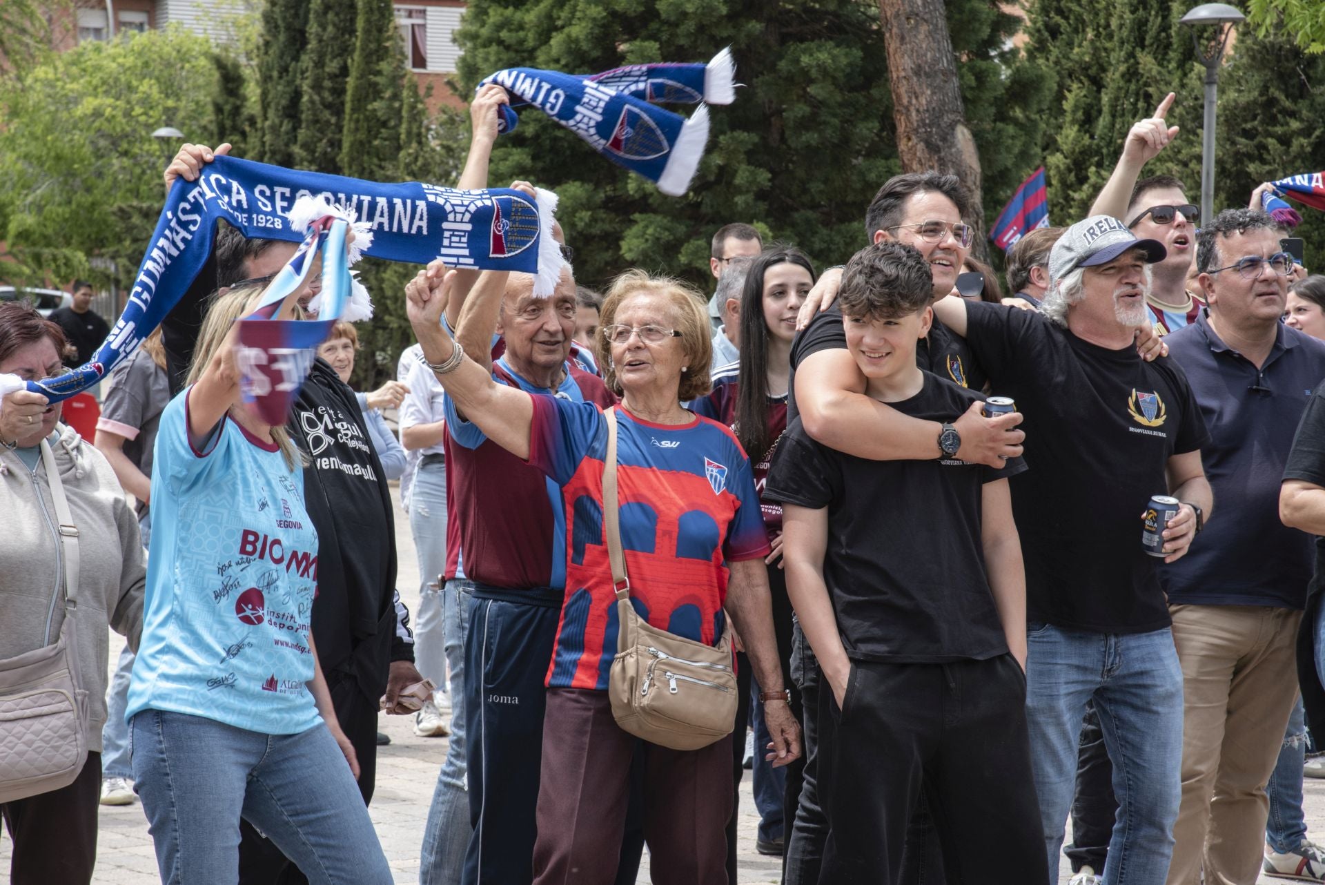 Fotos: la afición de la Segoviana calienta motores