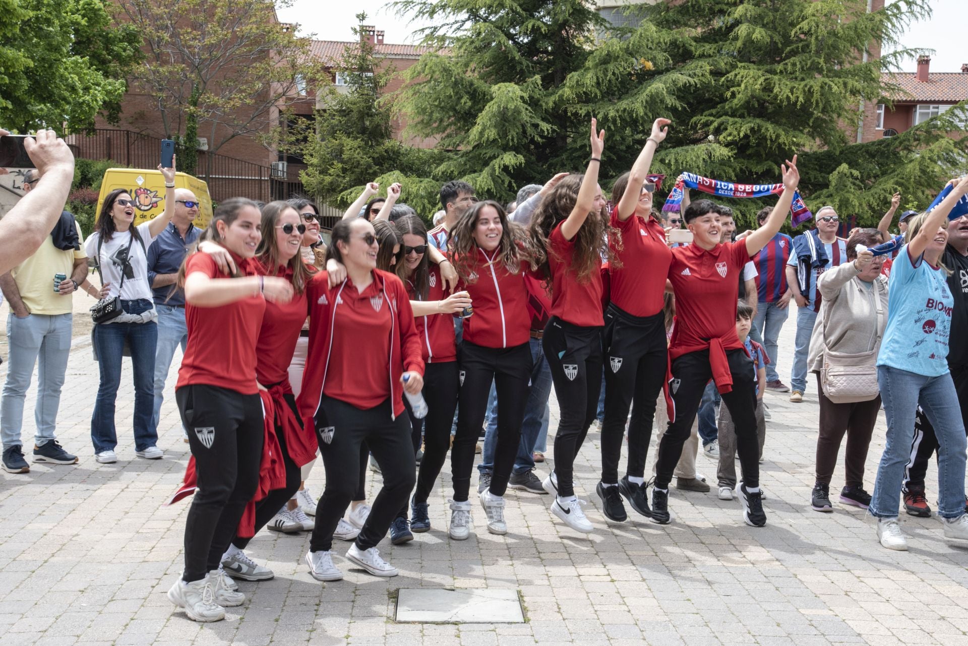 Fotos: la afición de la Segoviana calienta motores