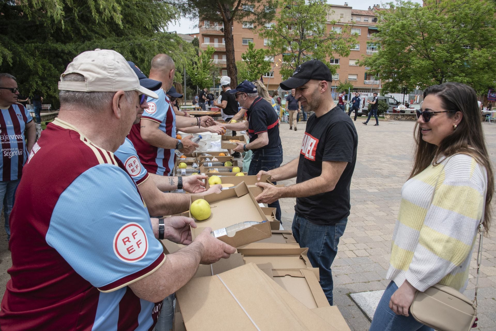 Fotos: la afición de la Segoviana calienta motores