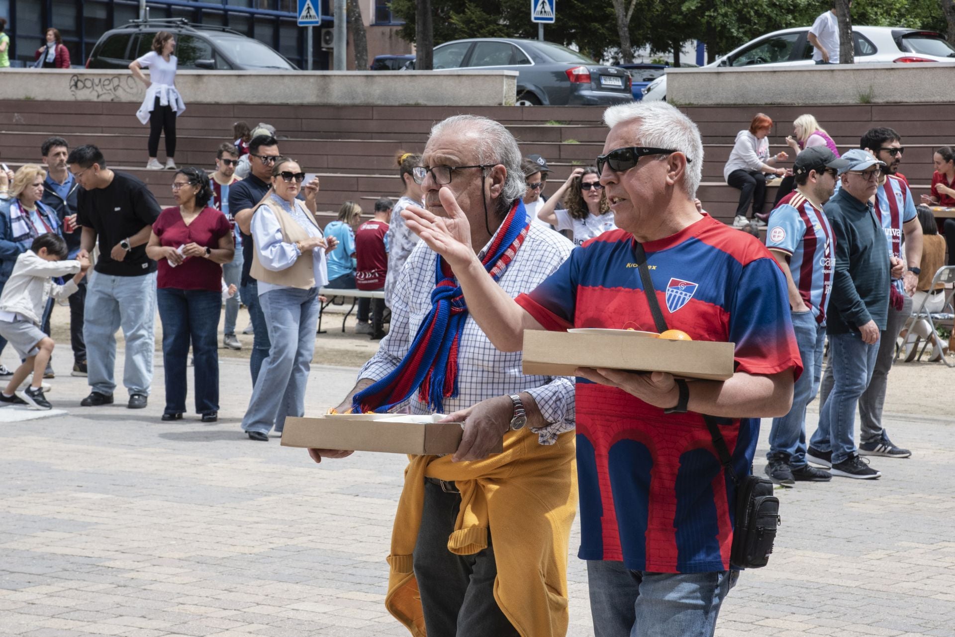 Fotos: la afición de la Segoviana calienta motores