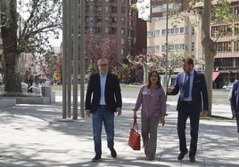 La alcaldesa Miriam Andrés pasea por Jardinillos con el ahora ministro Óscar Puente, en abril de 2023, cuando era alcalde de Valladolid.