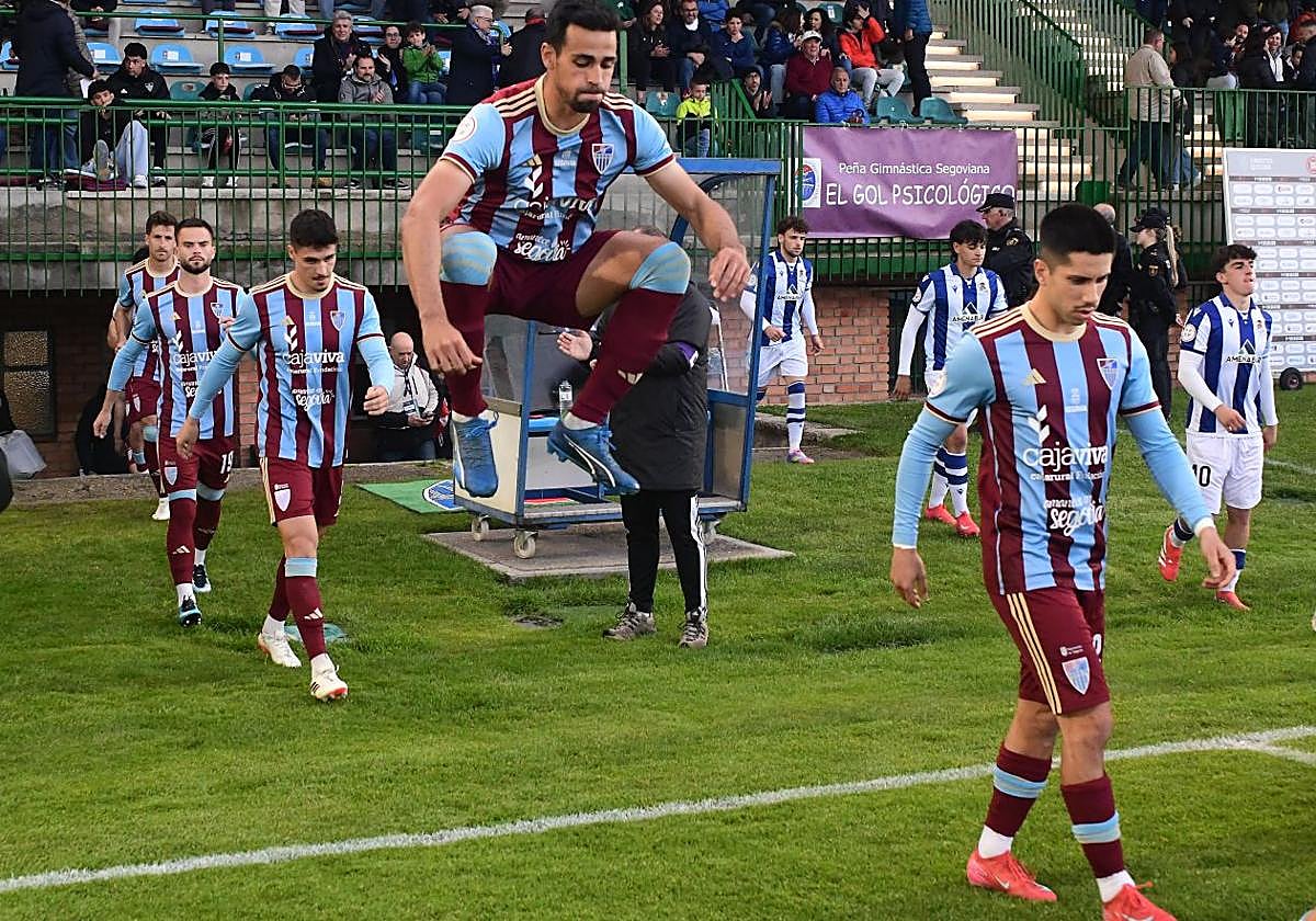 Jugadores de la Segoviana saltan al terreno de juego de La Albuera.