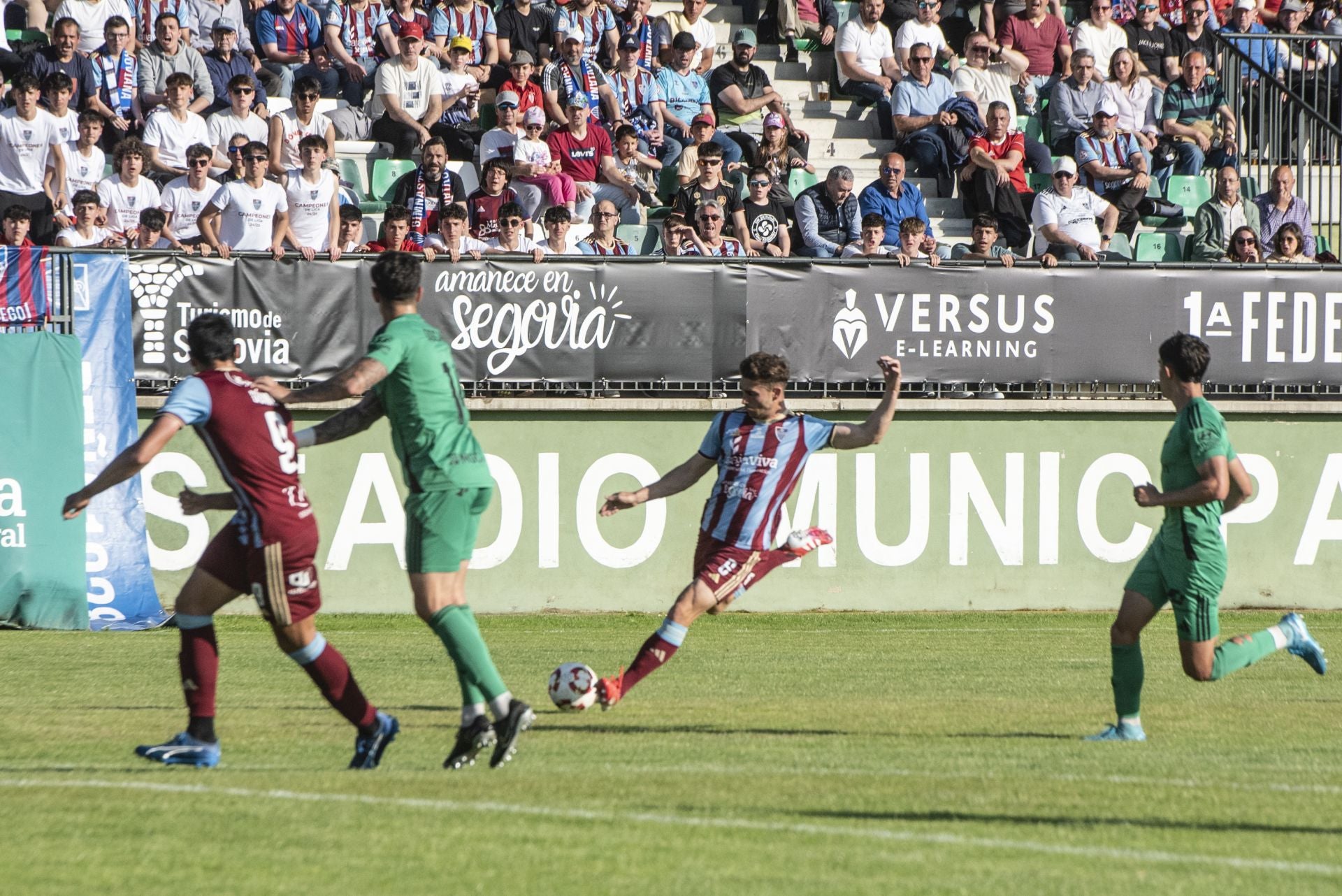 Fotos: desilusión en La Albuera tras el descenso de la Segoviana