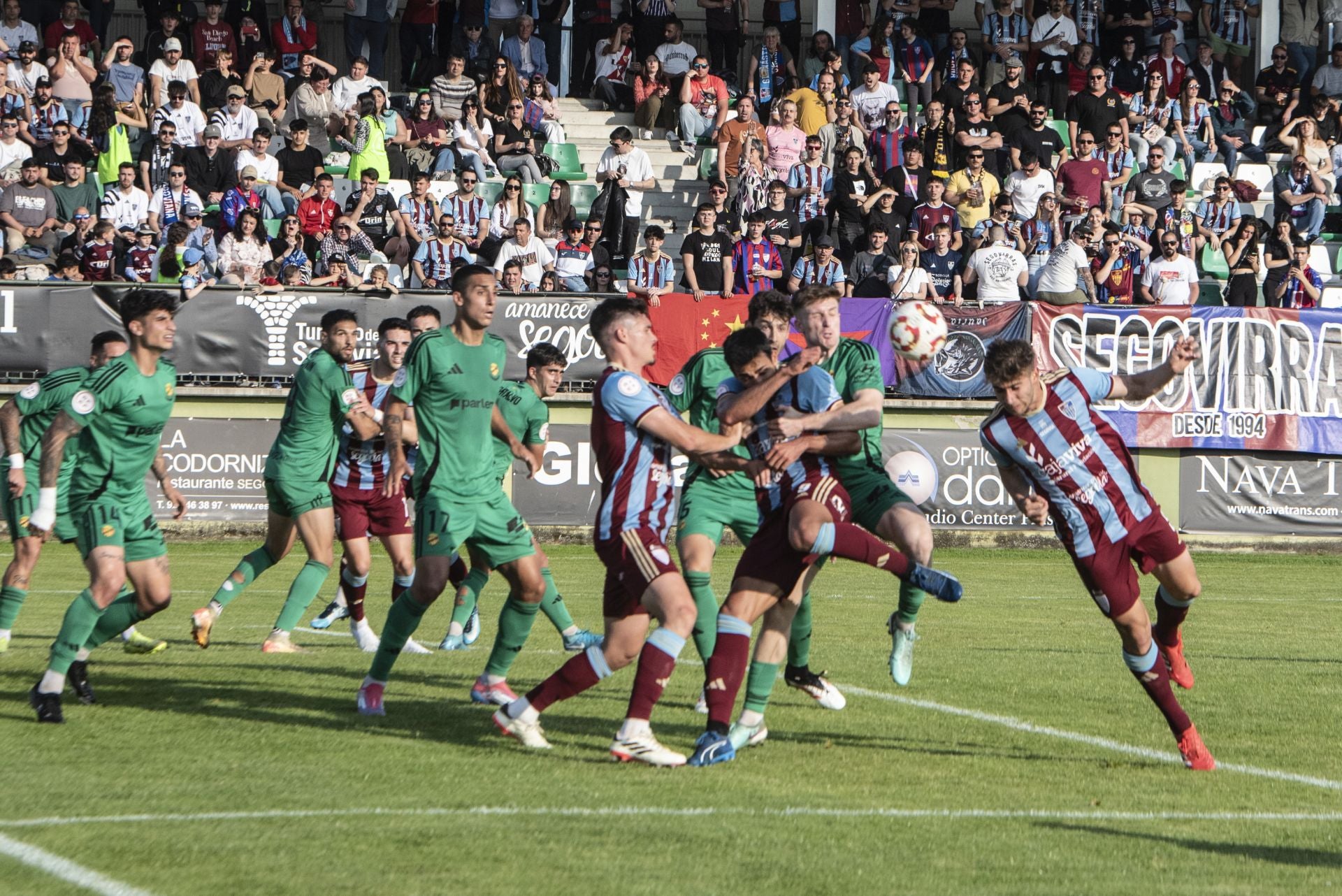 Fotos: desilusión en La Albuera tras el descenso de la Segoviana