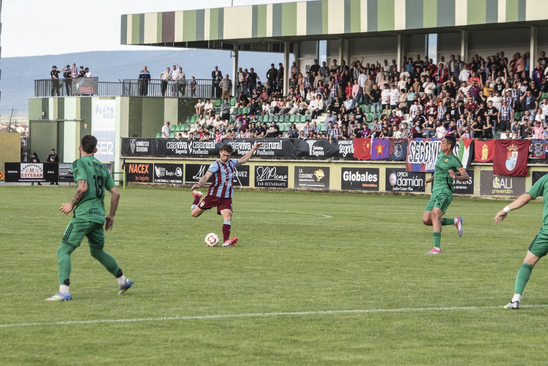 Fotos: desilusión en La Albuera tras el descenso de la Segoviana