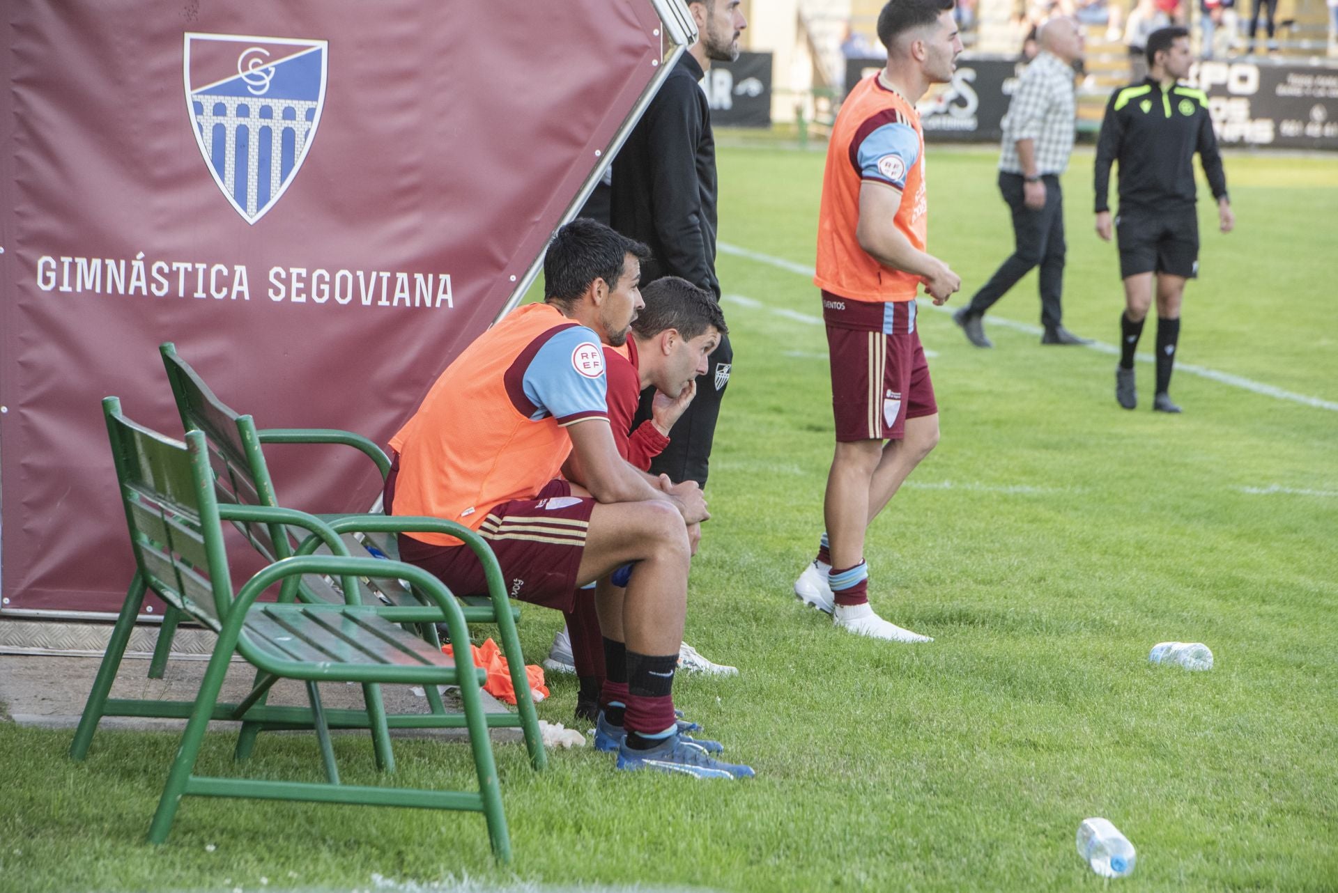 Fotos: desilusión en La Albuera tras el descenso de la Segoviana