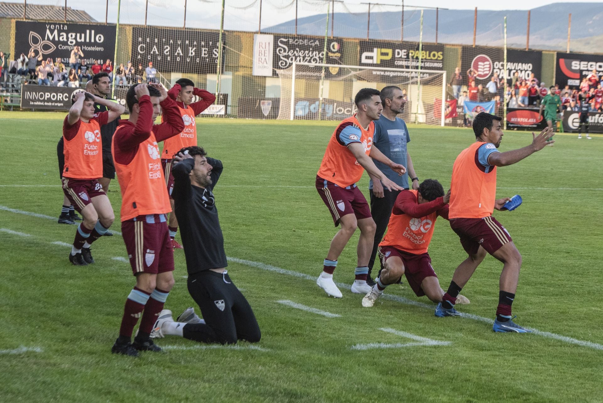 Fotos: desilusión en La Albuera tras el descenso de la Segoviana